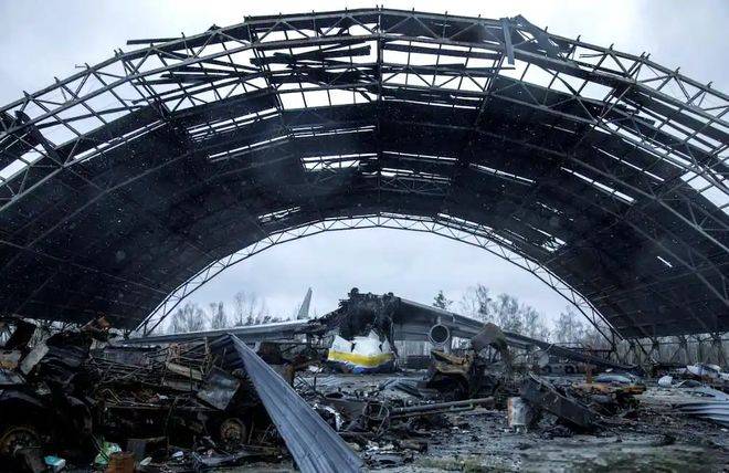 军汉斯卡亚机场57架战机遭重创！AG真人娱乐网址乌军无人机突袭俄(图2)